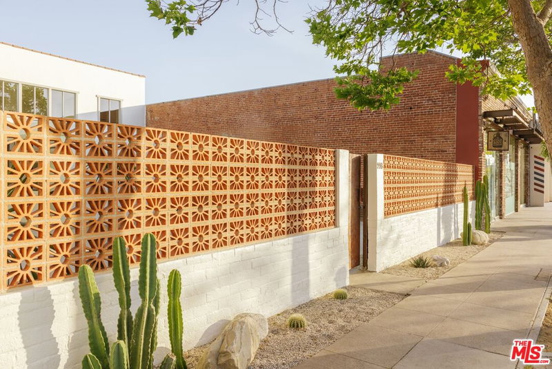 2218 Pico Blvd
