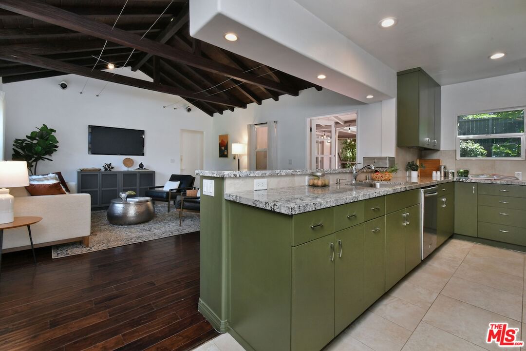 Occidental photo 25
