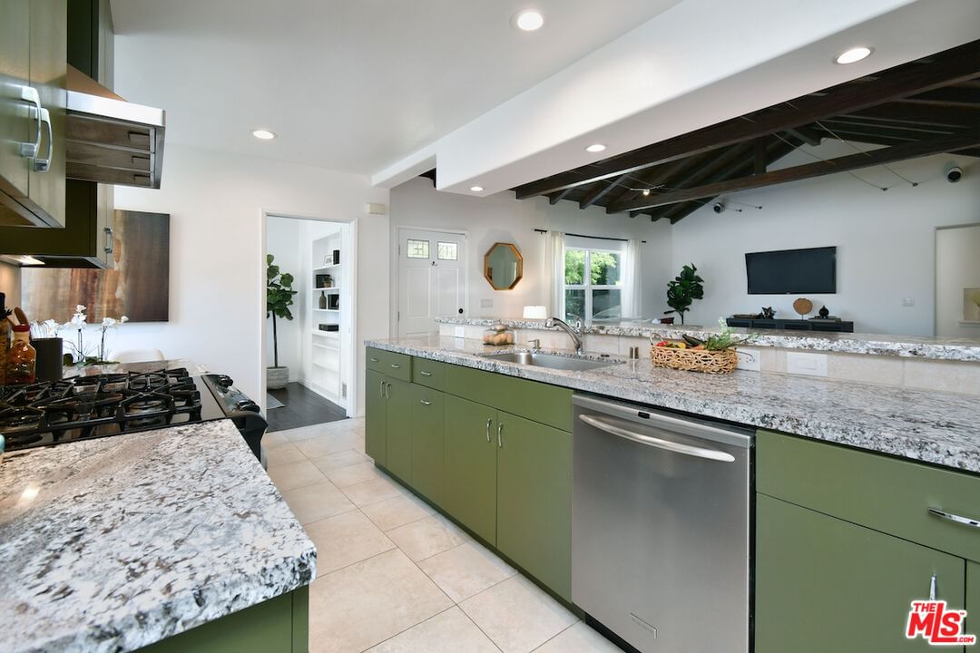Occidental photo 30