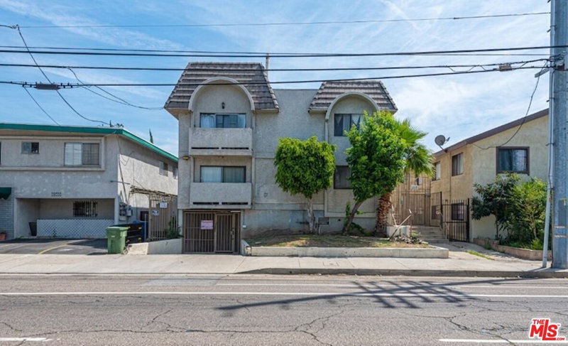 6860 Woodley Ave