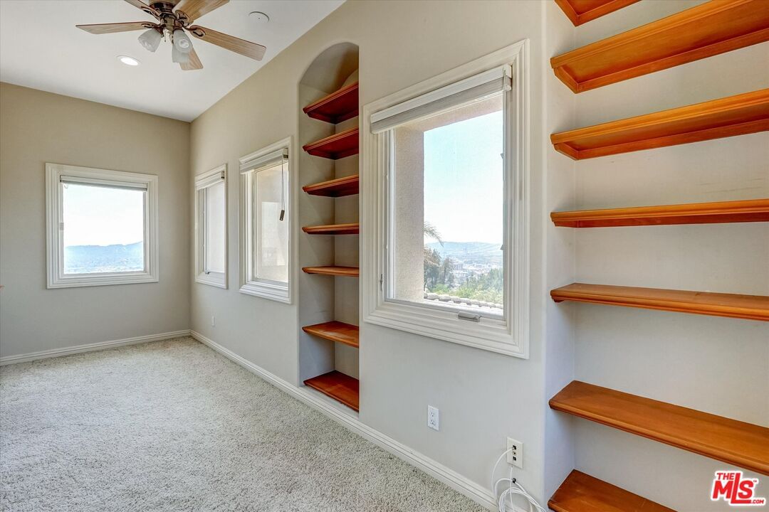 Tujunga photo 28