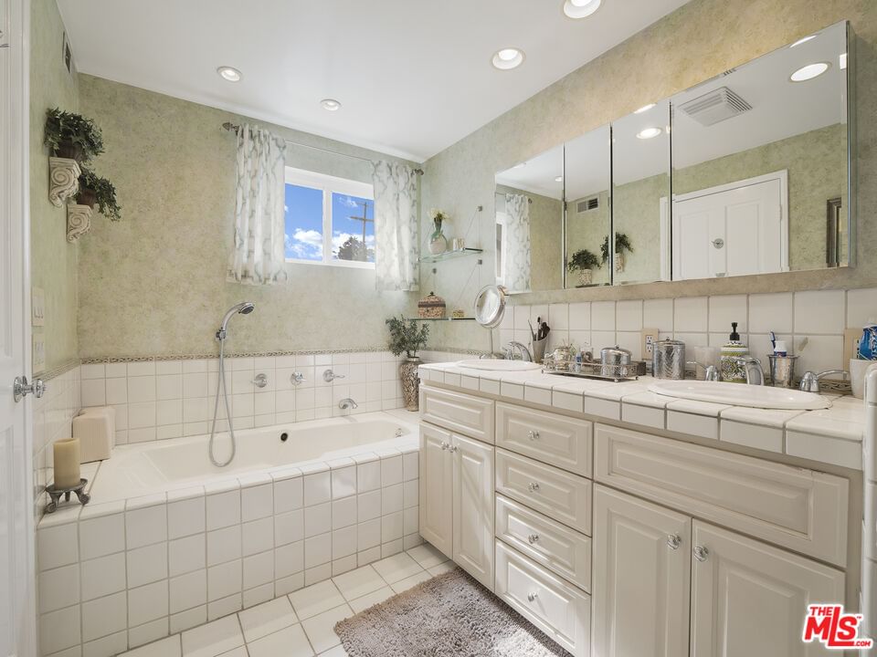Valley Vista photo 29