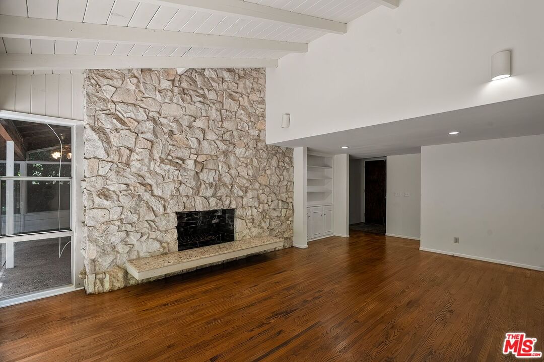 Beverly photo 26