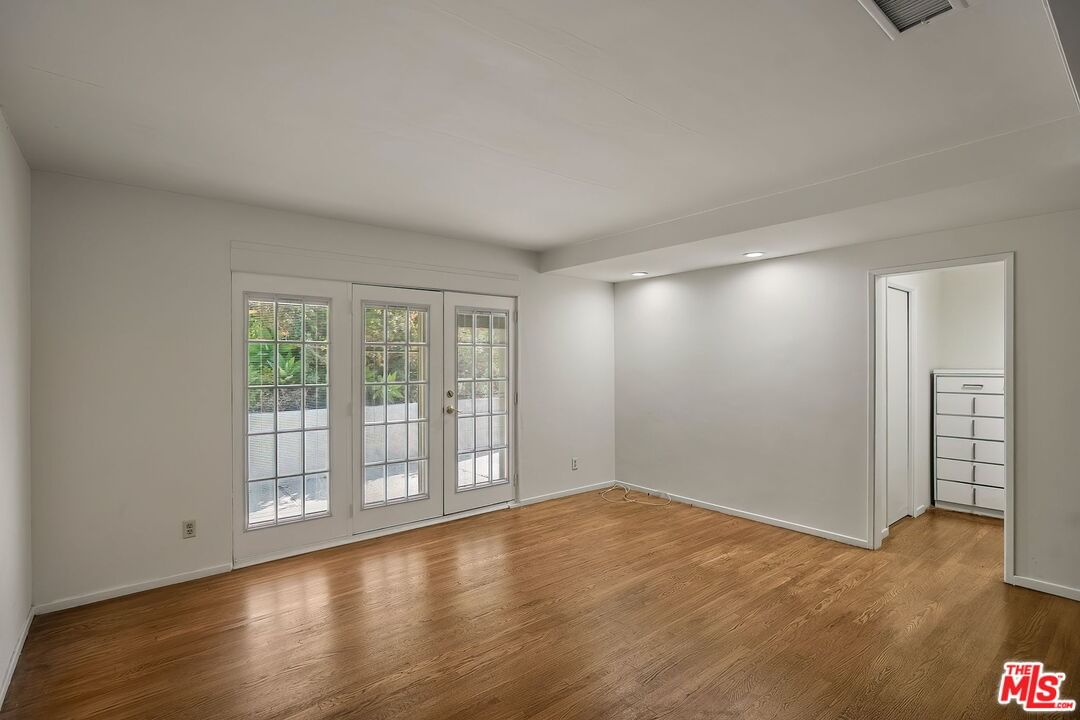 Beverly photo 30