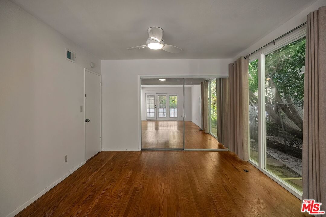 Beverly photo 34