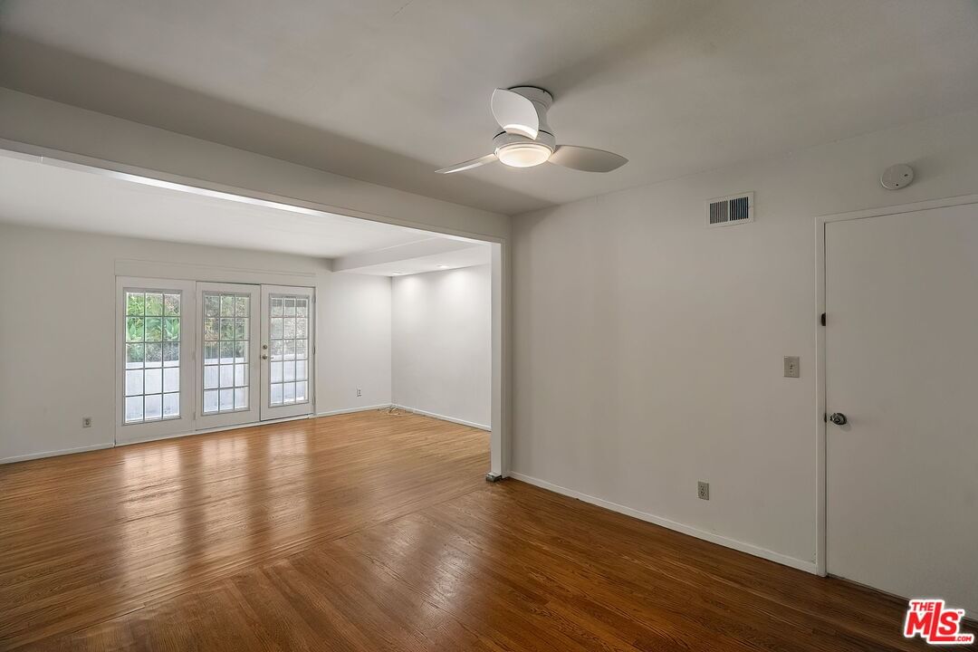 Beverly photo 35