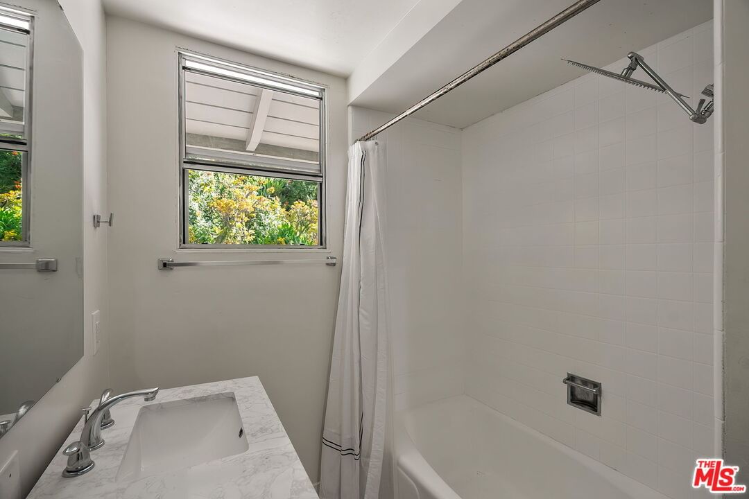 Beverly photo 40