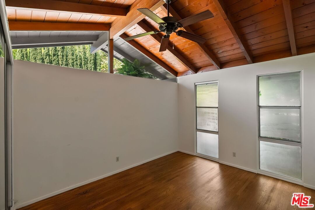 Beverly photo 46