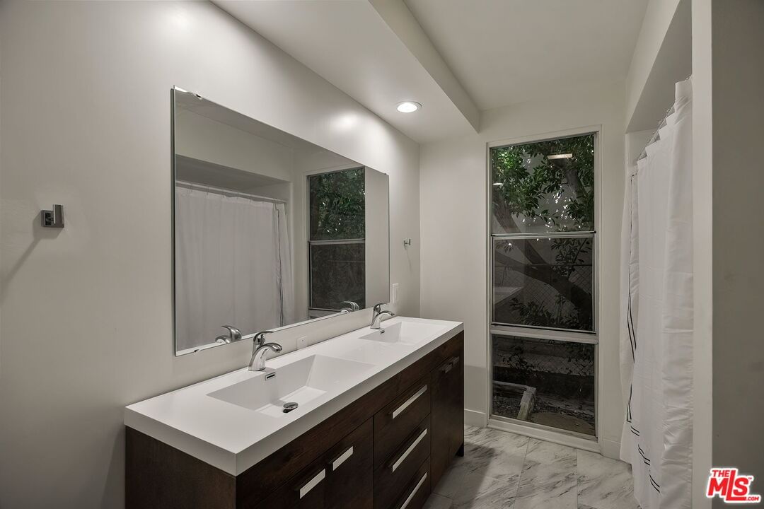 Beverly photo 48
