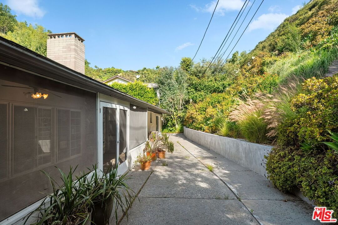 Beverly photo 52