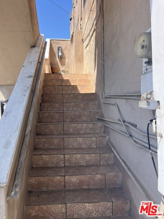 Holmes photo 11