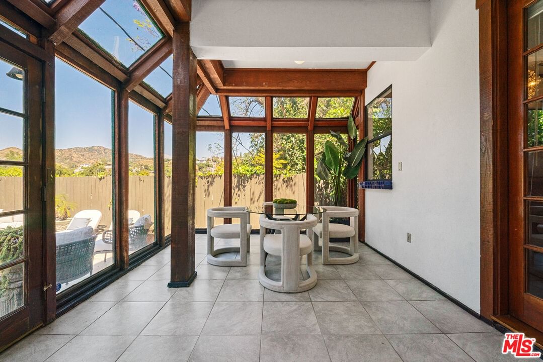 Hollyridge photo 10