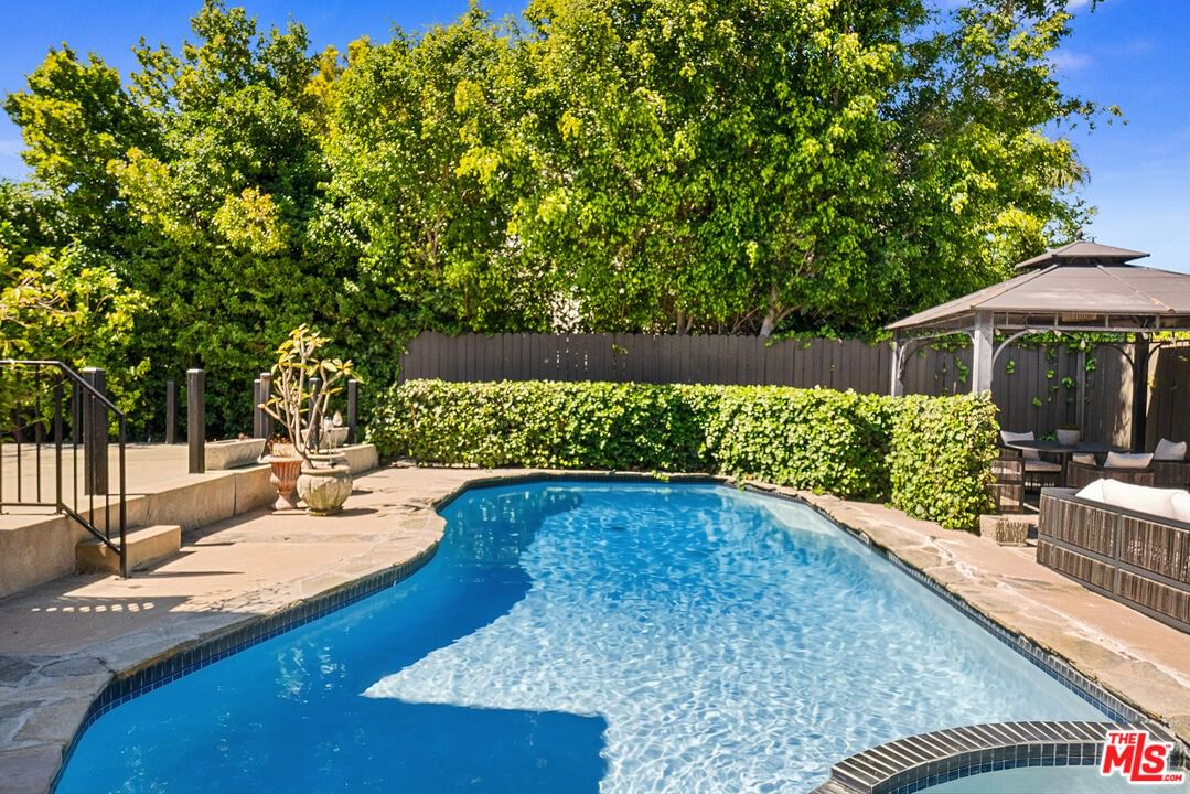 Hollyridge photo 17