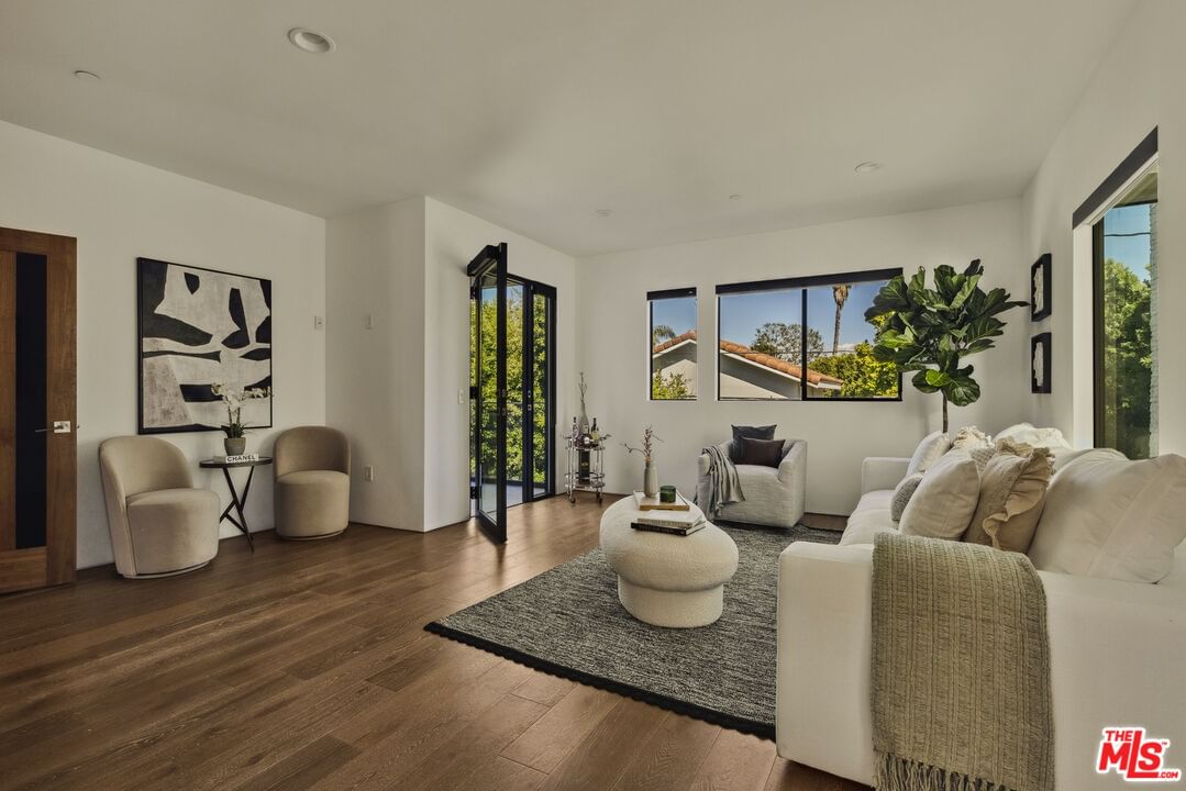 Crescent Heights photo 9