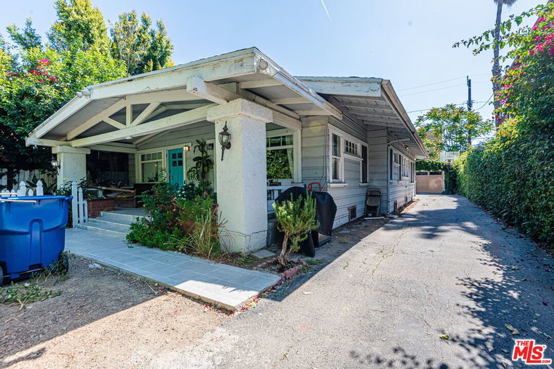 1130 Beachwood Dr