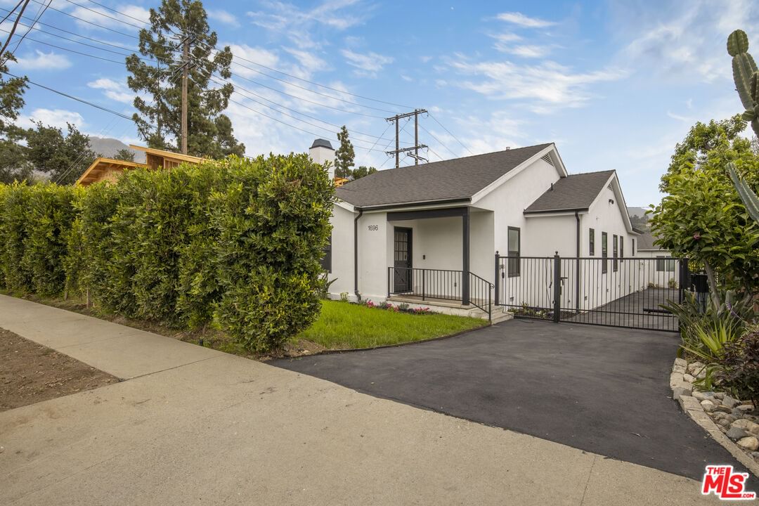Altadena photo 16