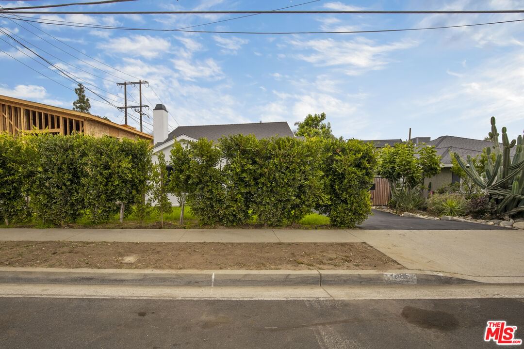 Altadena photo 18