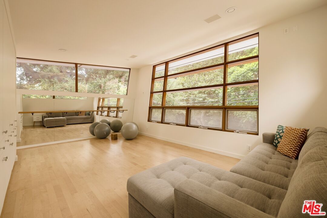 Mandeville Canyon photo 23
