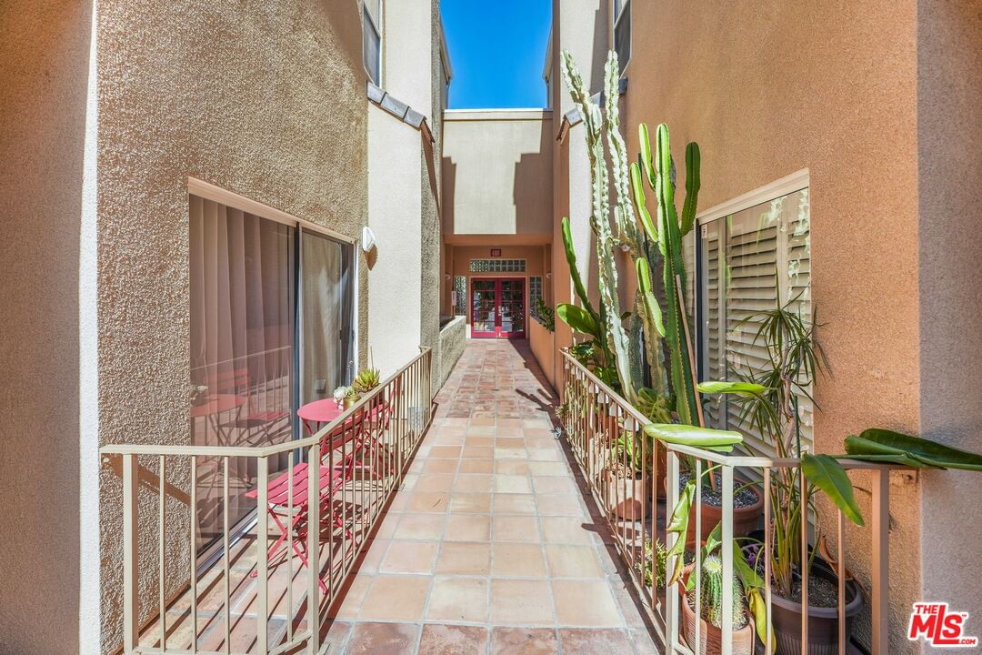 Cahuenga photo 14