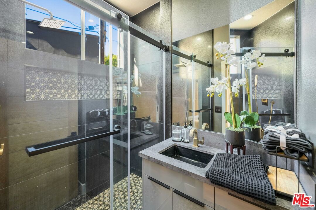 Cahuenga photo 16