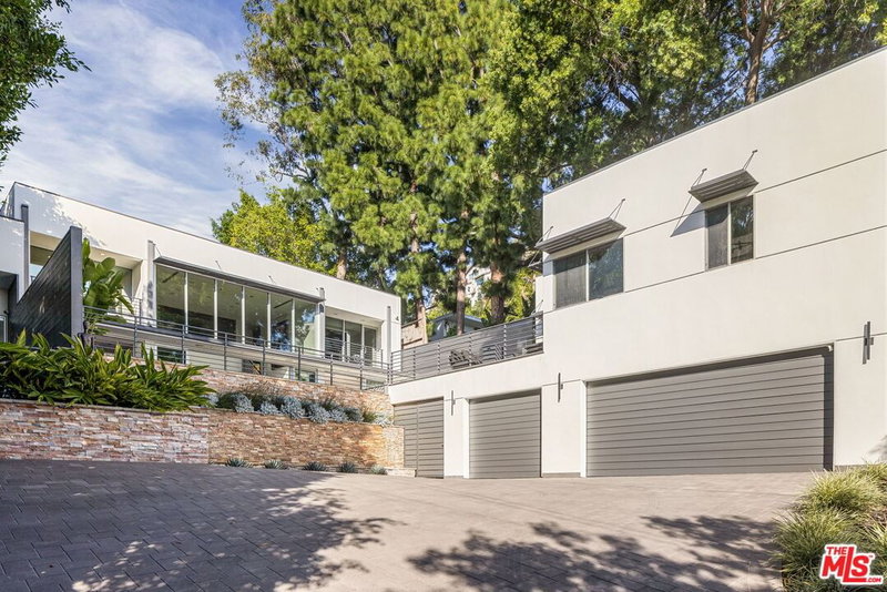 1545 Sunset Plaza Dr