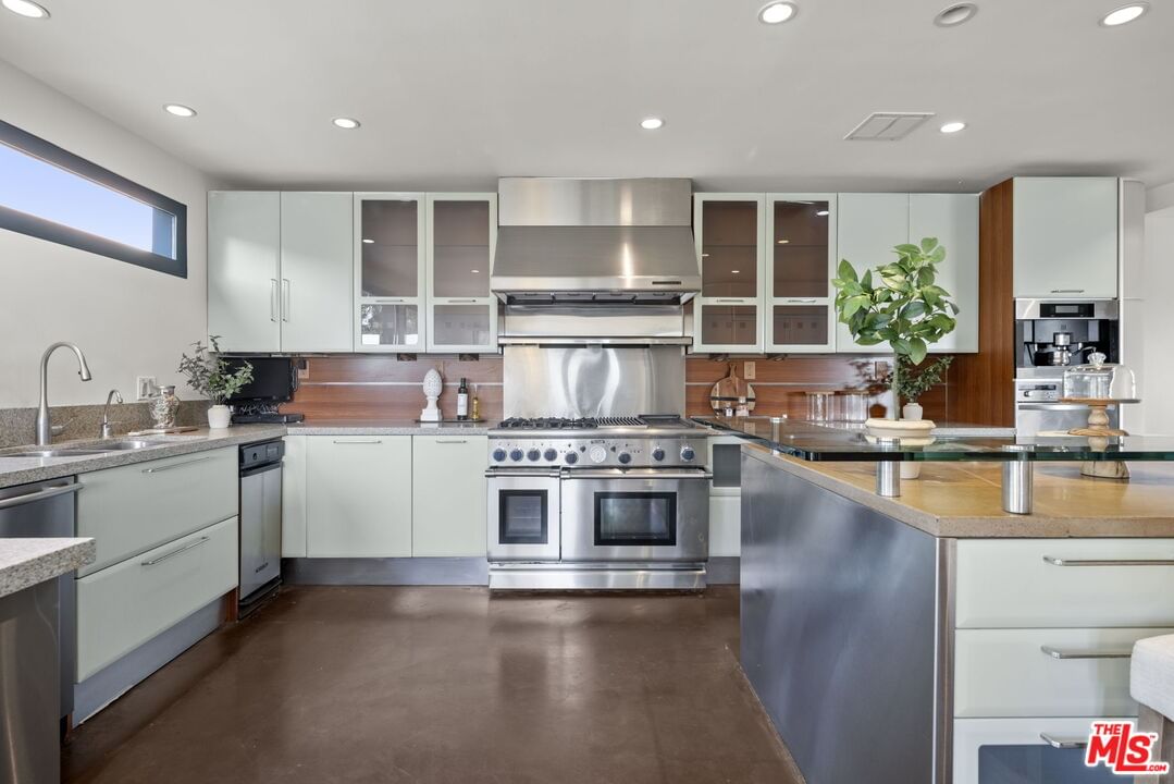 Hollyridge photo 10