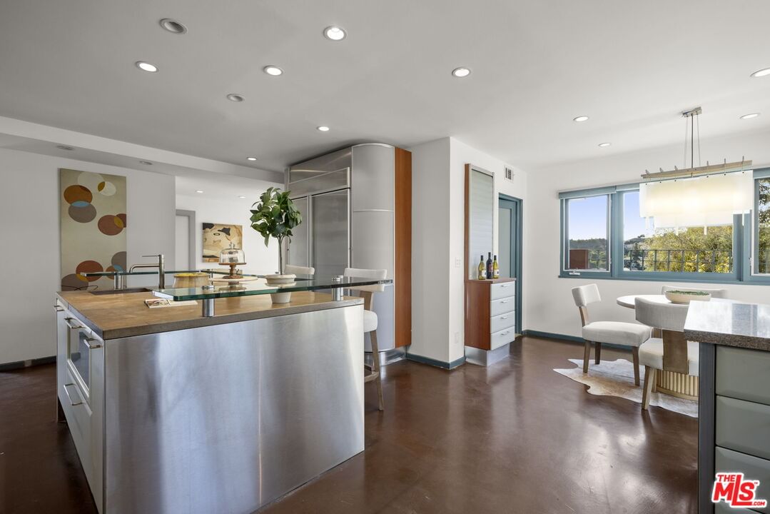 Hollyridge photo 11