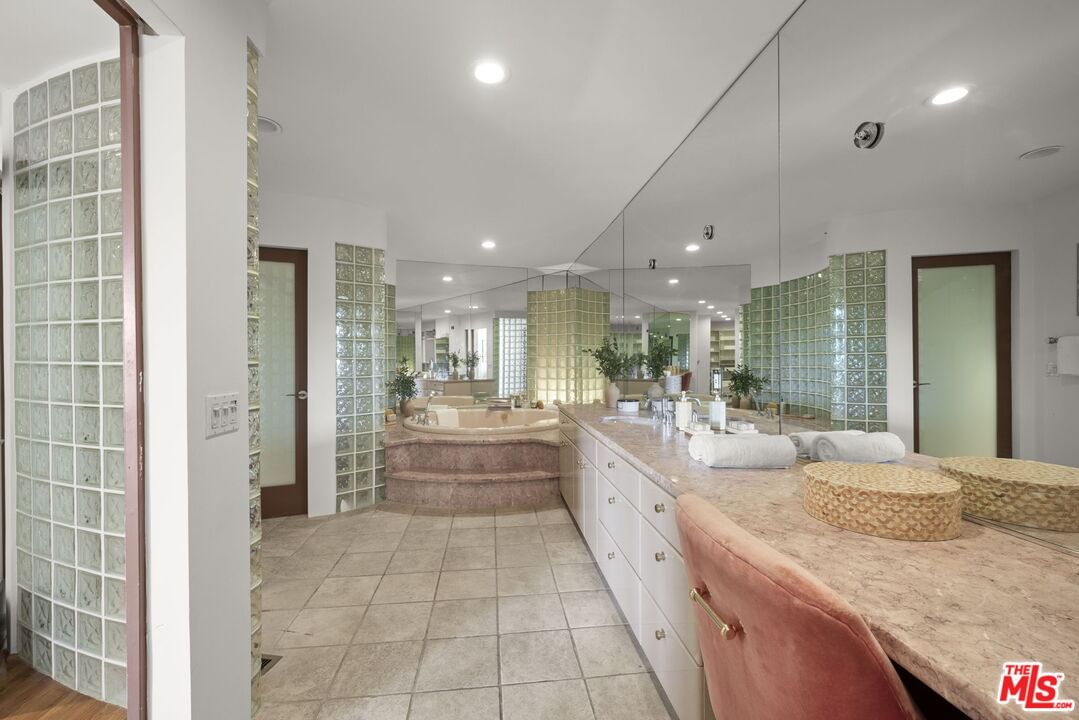 Hollyridge photo 22