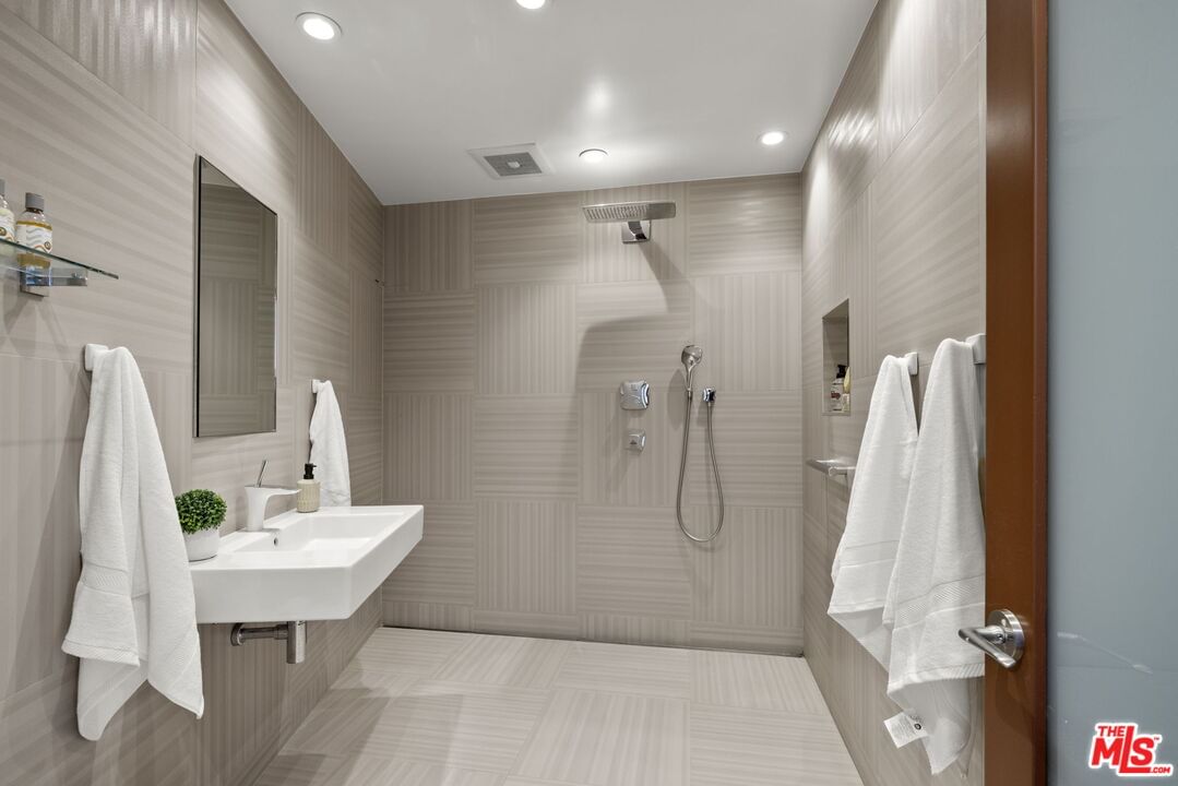 Hollyridge photo 26