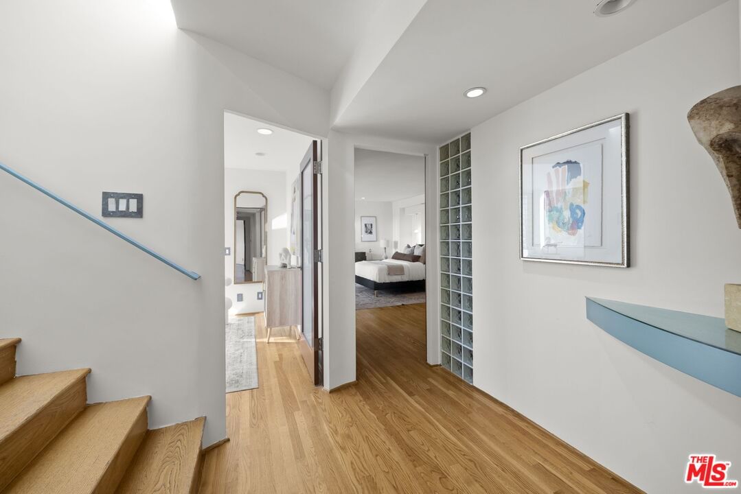 Hollyridge photo 27