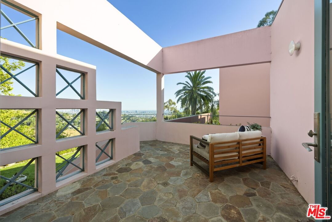 Hollyridge photo 41