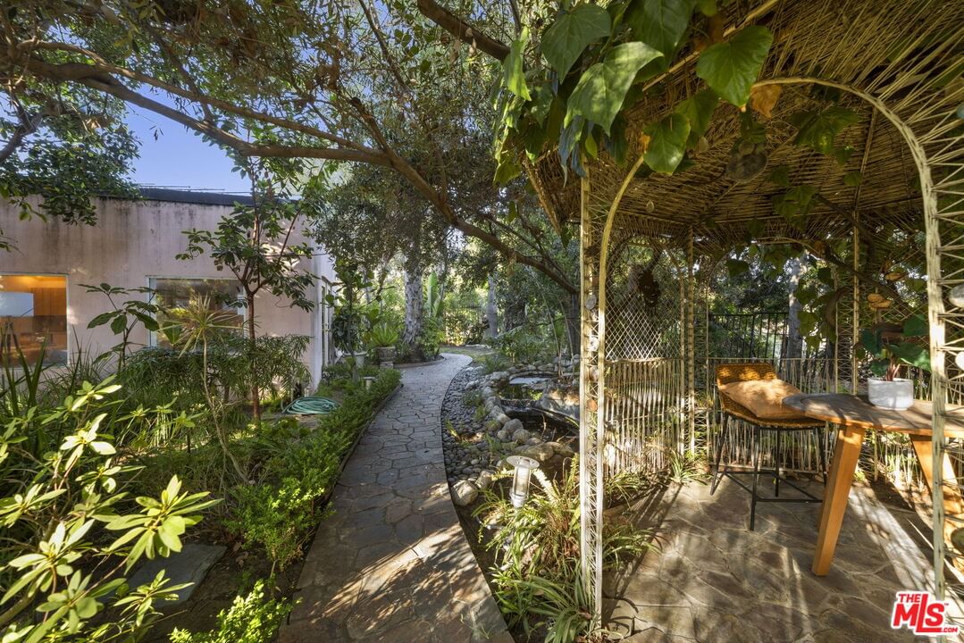 Hollyridge photo 42