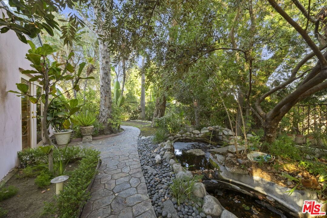 Hollyridge photo 43