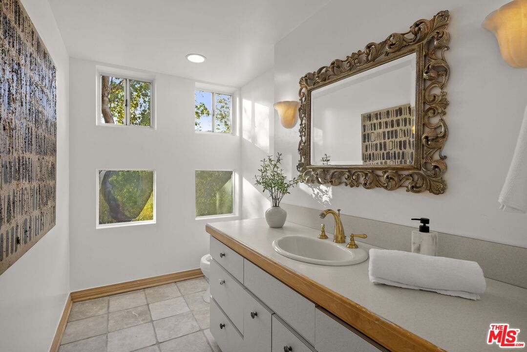 Hollyridge photo 49