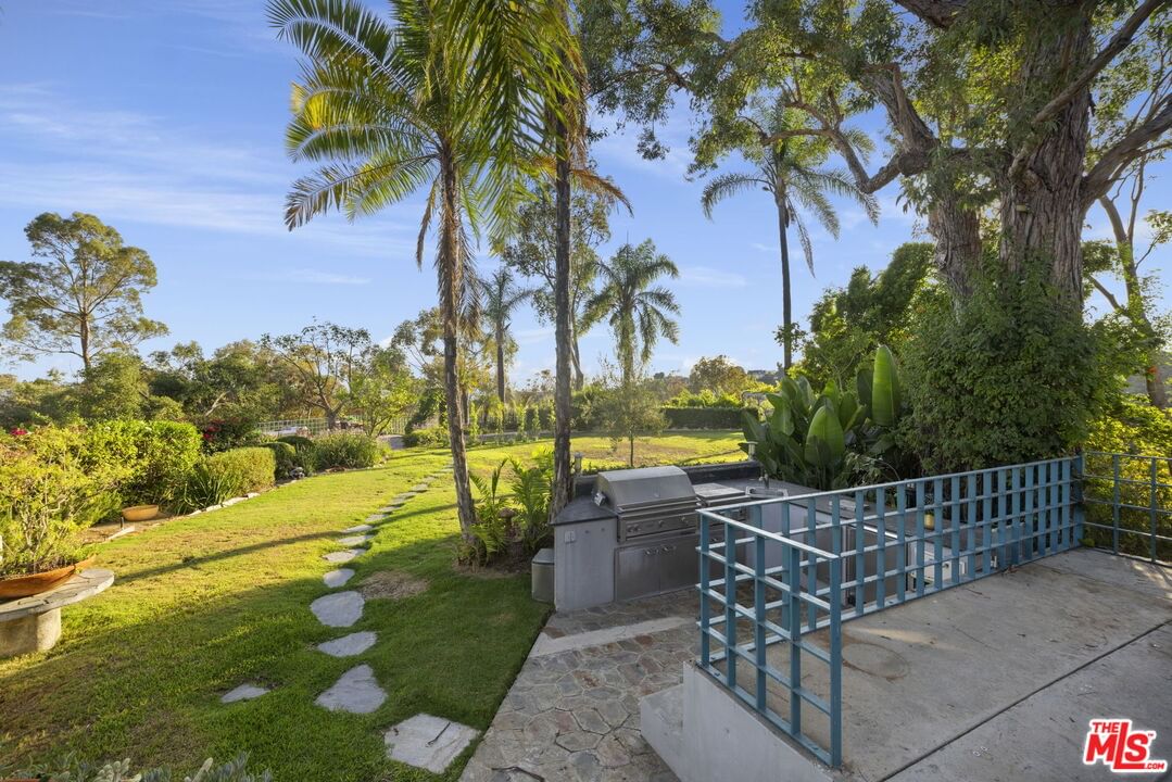 Hollyridge photo 60