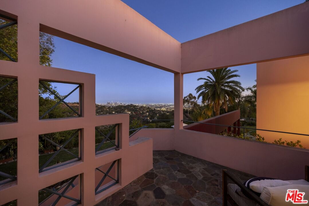 Hollyridge photo 68