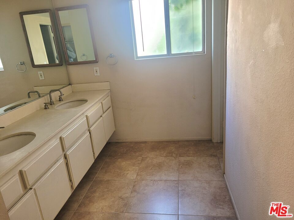 Fairway Knolls photo 15