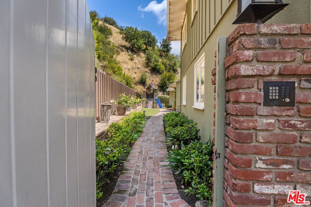 Mandeville Canyon photo 1