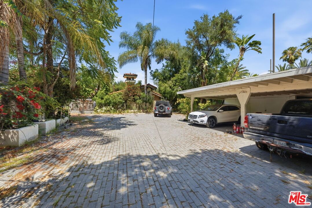 Encino photo 4