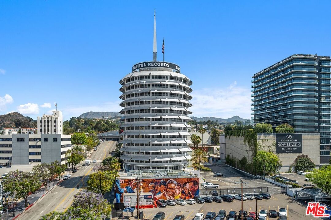 Hollywood photo 12