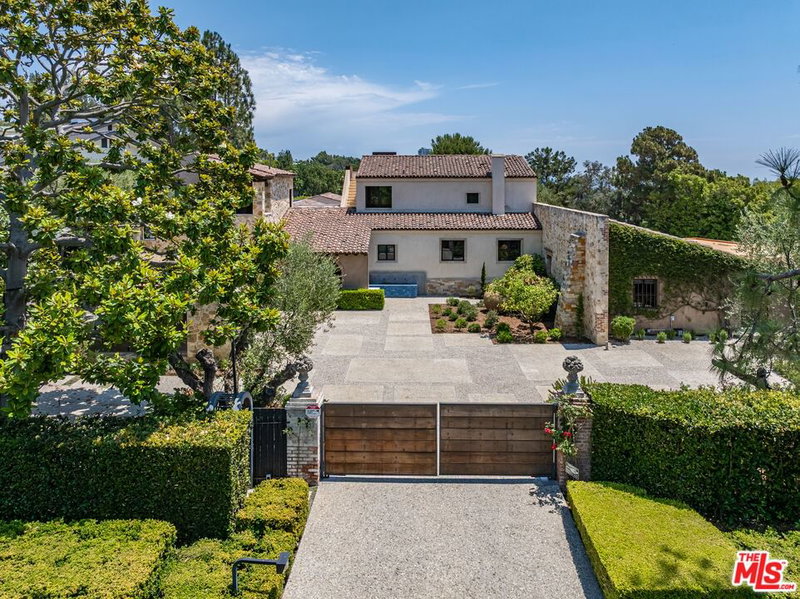 976 Alpine Dr