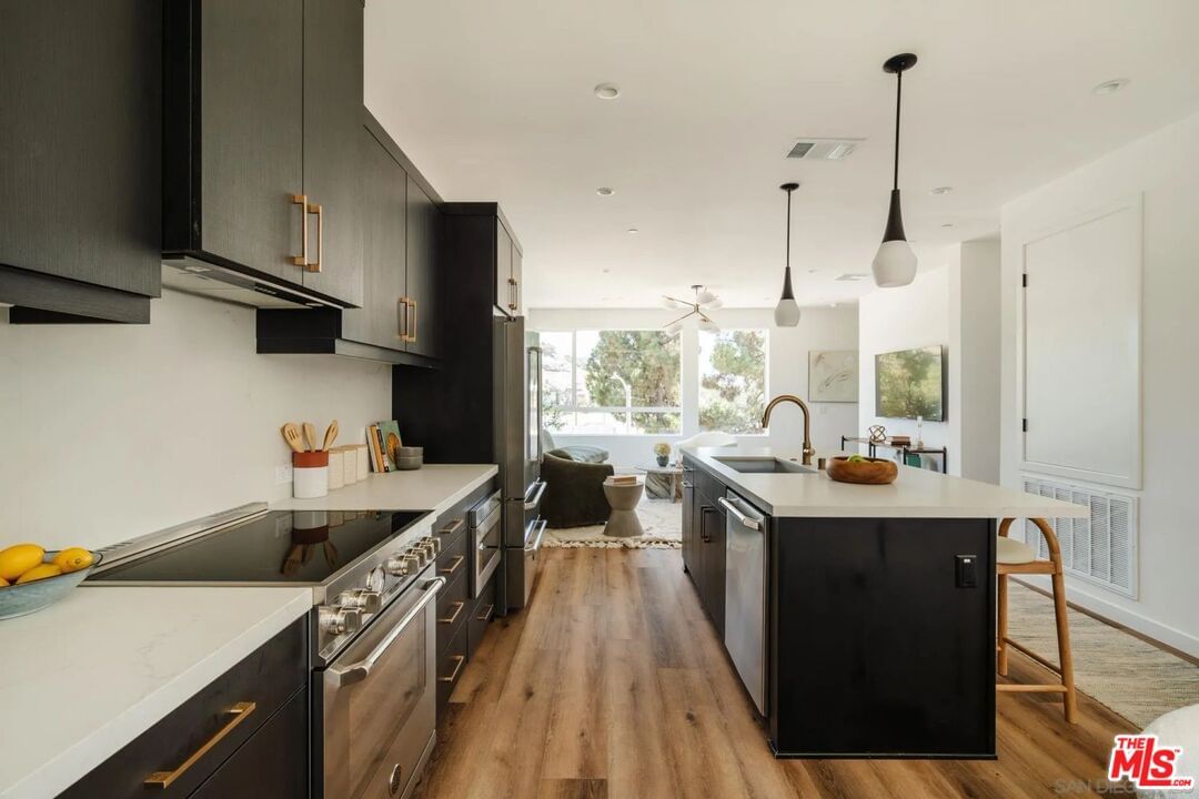 Emery photo 4