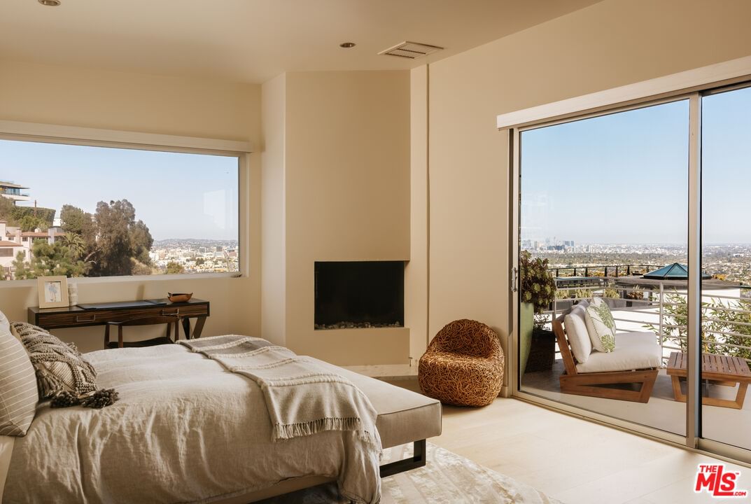 Hollywood photo 15