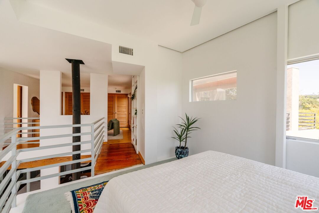 Hollyridge photo 25
