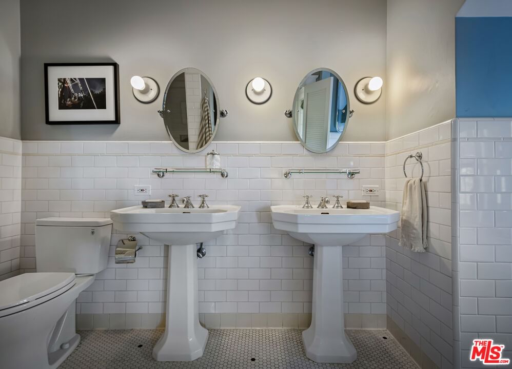 La Brea photo 25