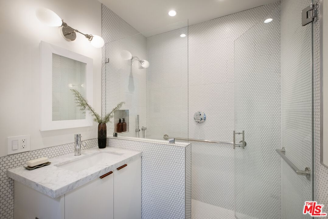 La Brea photo 41