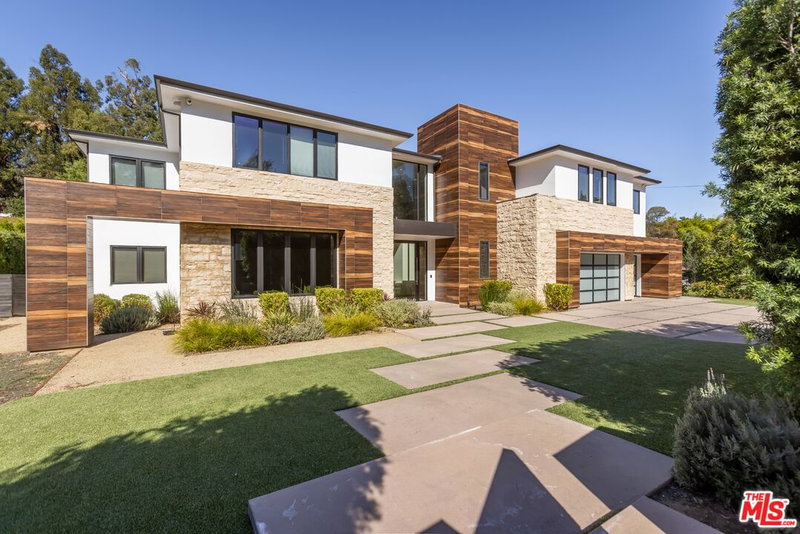 4607 Vanalden Ave