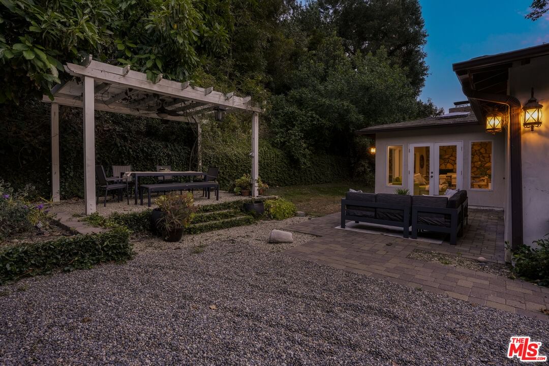 Mandeville Canyon photo 35
