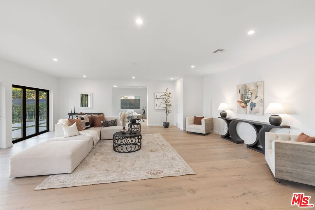 Tarzana Estates photo 13