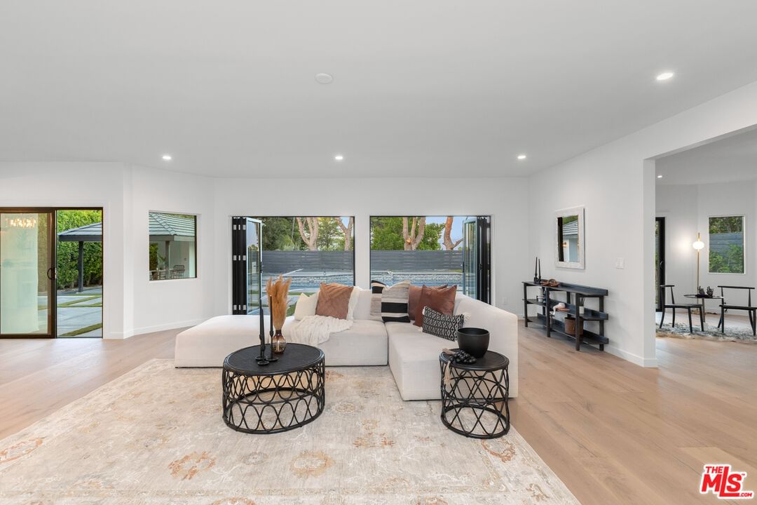 Tarzana Estates photo 18
